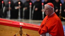 Kardinal Müller verabschiedet sich im Petersdom vom verstorbenen Papst