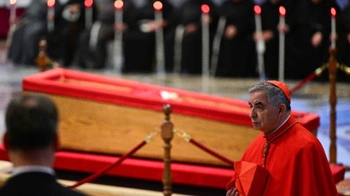 Le cardinal italien Becciu ne participera pas au conclave