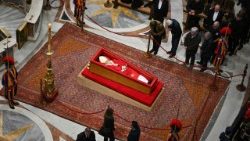 Труна з целам Папы Францішка ў ватыканскай базіліцы