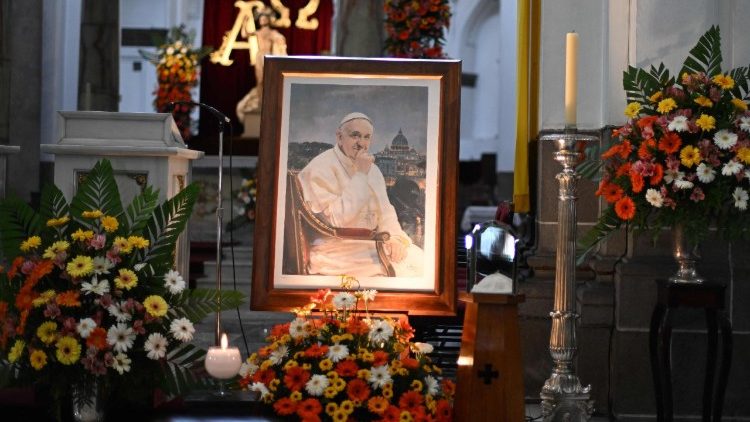 Homenaje al Papa Francisco junto al altar de la Catedral Metropolitana de Ciudad de Guatemala
