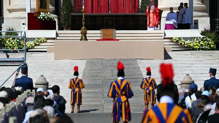 Pogrebno sveto mašo je vodil kardinal Re
