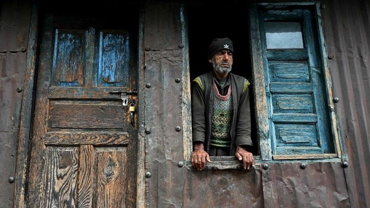 Un uomo si affaccia dalla sua abitazione nella zona del Kashmir controllata dall'India