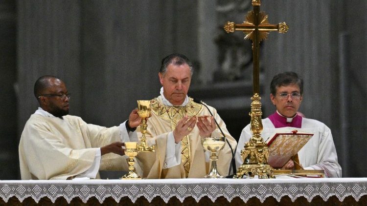 Kardinal Ángel Fernández Artime  je daroval v soboto, 3. maja 2025, popoldne v baziliki svetega Petra osmo mašo zadušnico za papeža Frančiška.