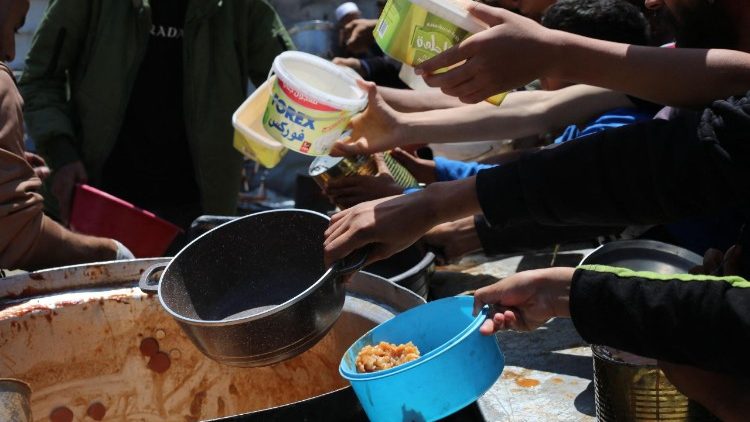 Ajuda na Faixa de Gaza, um dos territórios mais afetados pela emergência alimentar.