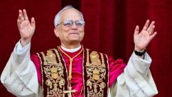 Papst Leo XIV. direkt nach seiner Wahl am 8. Mai 2025 