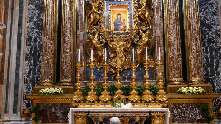 संत पापा लियो 14वें सालुस पॉपुली रोमानी के प्रतीक  के सामने प्रार्थना करते हुए