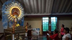 Lutja besimtarëve përpara një imazhi të Divino Nino del Milagro (Foshnja Hyjnore e Mrekullisë) shfaqur në Kishën Santa Maria Magdalena në distriktin Eten, rajoni Lambayeque, Peruja veriore më 10 maj 2025.