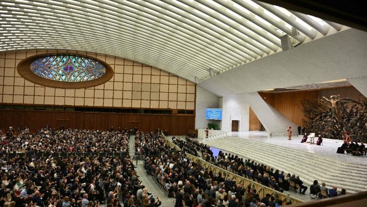 संत पॉल षष्टम हॉल में मिडिया कर्मियों के साथ संत पापा लियो 14वें