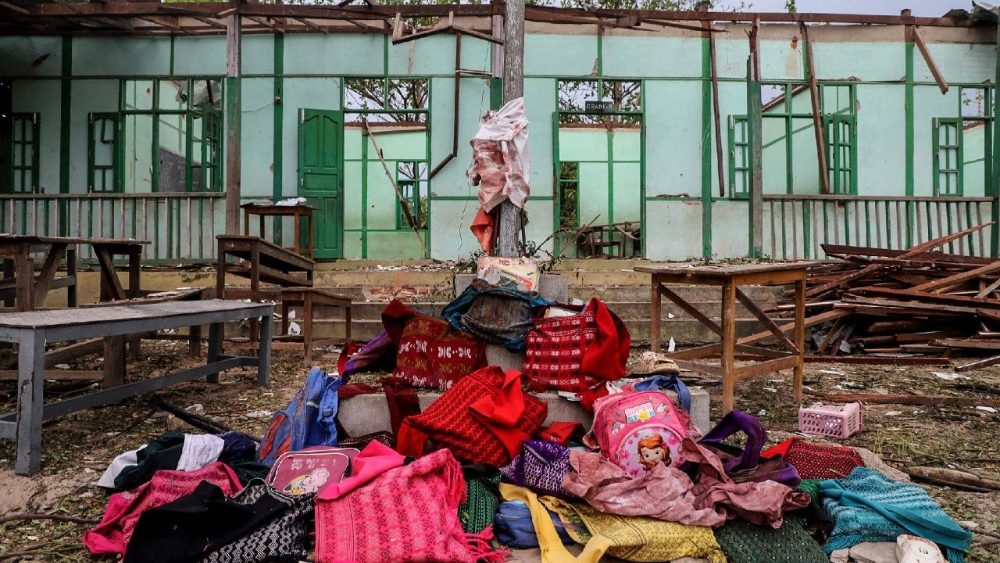 Mochilas de estudantes são guardadas em frente a um prédio escolar danificado por um bombardeio realizado pelo exército de Mianmar na vila gêmea de Ohe Htein, no município de Tabayin, região de Sagaing, em 12 de maio de 2025. Um ataque aéreo da junta militar de Mianmar atingiu uma escola em 12 de maio, matando 22 pessoas, incluindo 20 crianças, segundo testemunhas, apesar de um suposto cessar-fogo humanitário decretado para ajudar o país a se recuperar de um terremoto devastador. (Foto: AFP)