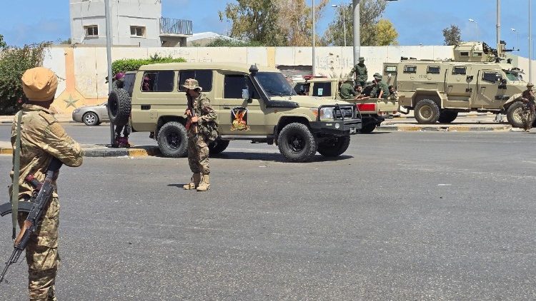 Libia: forze di sicurezza pattugliano le strade di Tripoli