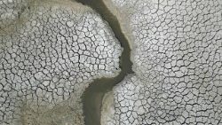 Esta fotografia aérea tirada em 14 de maio de 2025 mostra um lago quase seco perto de Oud-Heverlee. Segundo os meteorologistas, faz pelo menos 130 anos que a Bélgica não vivenciou uma primavera tão seca. (Foto de Nicolas TUCAT / AFP)