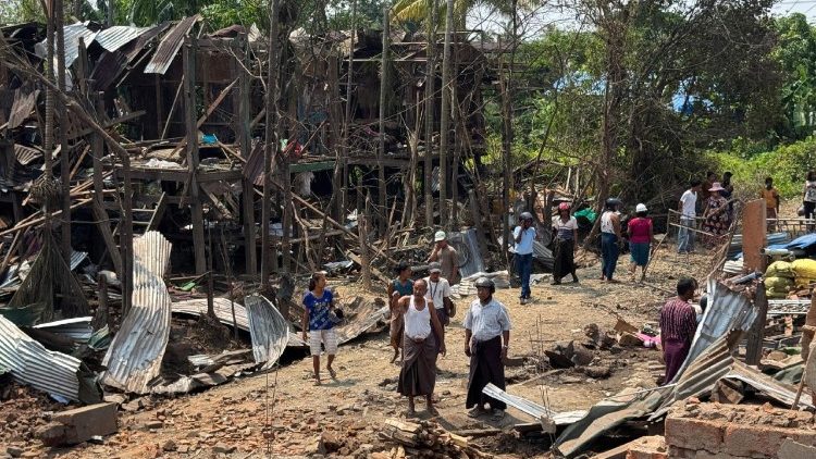 Consecuencias de un ataque aéreo en la ciudad de Kyauktaw, Myanmar.