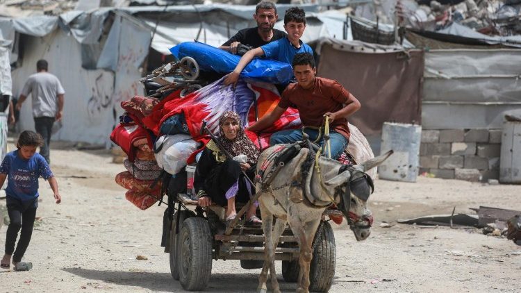 Displaced Palestinians flee Beit Lahia, north of Gaza City