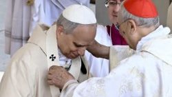 Кардынал Марыё Дзэнары накладае палій Папу Льву XIV