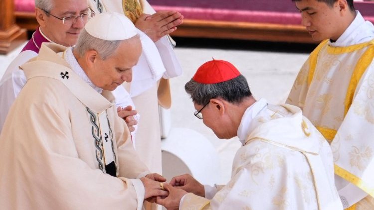 மீனவர் மோதிரத்தைத் திருத்தந்தைக்கு அணிவிக்கும் கர்தினால் தாக்லே