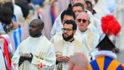 Priester bei einer Kommunionausteilung auf dem Petersplatz in Rom