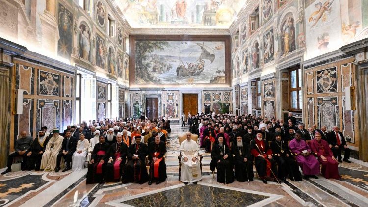 திருத்தந்தை 14-ஆம் லியோ பல்வேறு தலத்திருஅவை பிரதிநிதிகளுடன்