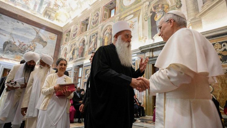 अन्य कलीसियाओं, कलीसियाई समुदायों और अन्य धर्मों के प्रतिनिधियों से मुलाकात करते संत पापा फ्राँसिस