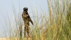 भारत का एक सैनिक भारत पाकिस्तान सीमा के निकट पहरा देते हुए