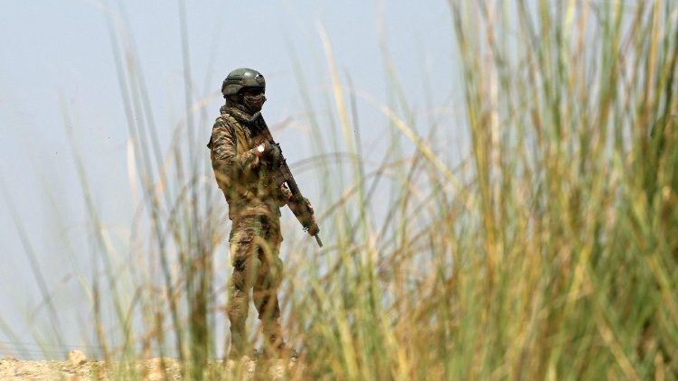 भारत का एक सैनिक भारत पाकिस्तान सीमा के निकट पहरा देते हुए