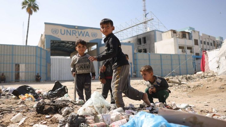 Bambini palestinesi giocano vicino alla sede dell'UNRWA