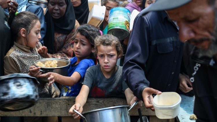 गाजा के बच्चे भोजन की खोज में