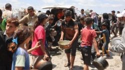 Civili palestinesi in cerca di cibo e acqua