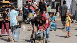 फिलीस्तीन से पलायन करते लोग