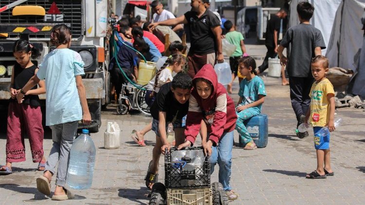 फिलीस्तीन से पलायन करते लोग