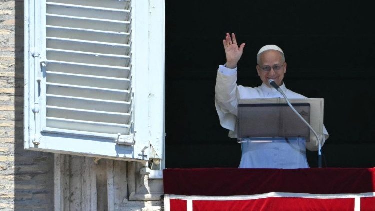 ലിയോ പാപ്പാ അപ്പസ്തോലിക കൊട്ടാരത്തിന്റെ ജാലകത്തിൽ നിന്ന് ആദ്യമായി ത്രികാലജപപ്രാർത്ഥന നയിച്ചപ്പോൾ