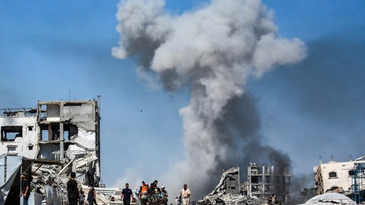 Des Palestiniens de la bande de Gaza fuyant une zone bombardée. 