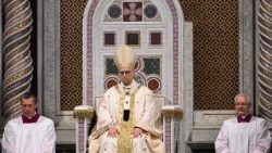 புனித யோவான் இலாத்தரன் பெருங்கோவிலில் திருப்பலியின்போது திருத்தந்தை 14-ஆம் லியோ 