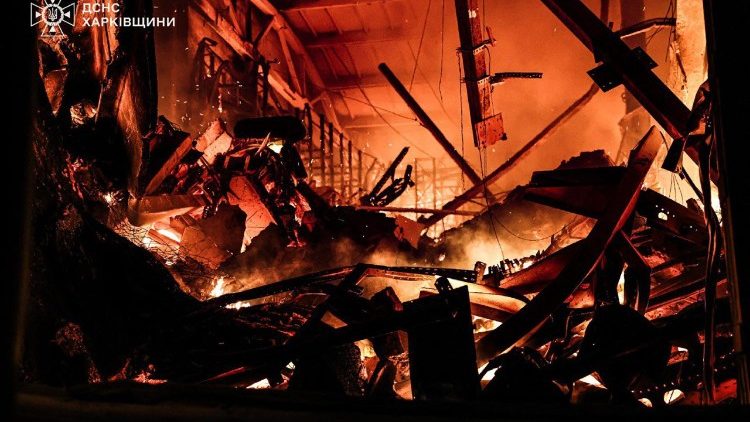 Feuer in einer Lagerhalle nach russischem Drohnenangriff