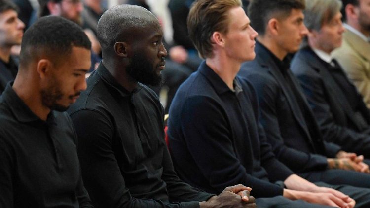 Los jugadores del equipo de fútbol del Nápoles en audiencia con el Papa León