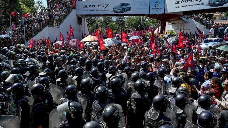 TOPSHOT-NEPAL-POLITICS-MONARCHY-PROTEST