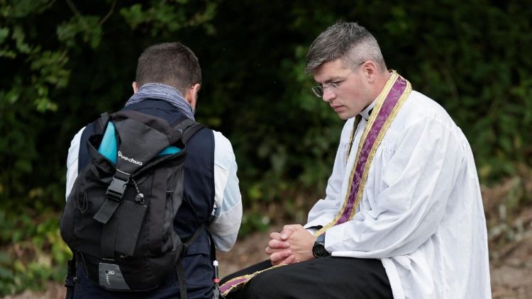 Ein Beichtgespräch - die Aufnahme entstand auf der Pfingstwallfahrt nach Chartres 2025