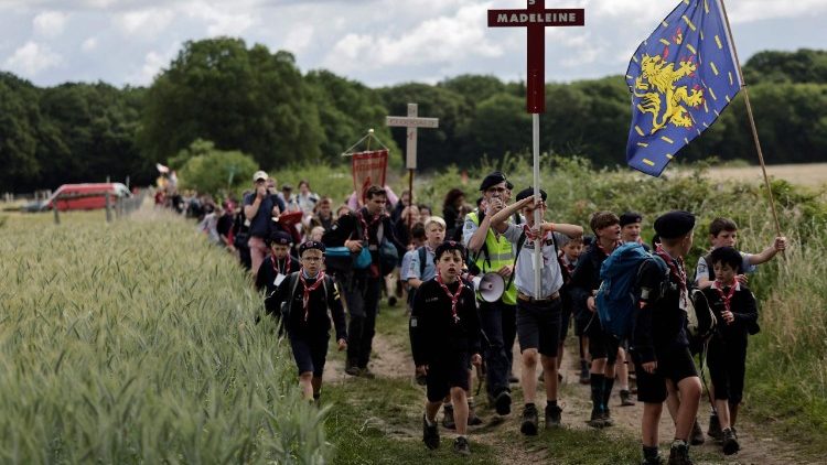 Маладыя вернікі падчас традыцыйнай пілігрымкі з Парыжа да Шартра