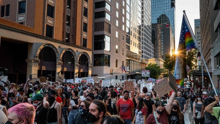 आईसीई छापों और निर्वासन के खिलाफ टेक्सास स्टेट कैपिटल में प्रदर्शनकारियों की रैली