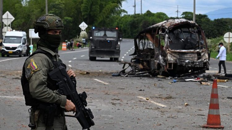 Am 10. Juni explodierte ein Bus vor der Polizeistation in Villa Rica im Departement Cauca. Im Südwesten Kolumbiens wurden 24 Anschläge gezählt.