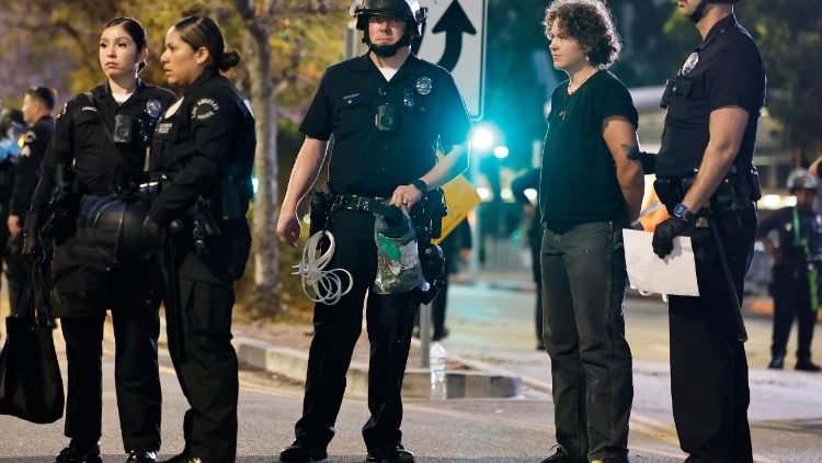 Polizia schierata nel centro di Los Angeles
