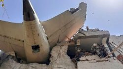 Boeing 787-8 Dreamliner se krátce po startu zřítil do obytné čtvrti nedaleko letiště.