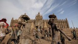 மாலி நாட்டின் மசூதி ஒன்று புதுப்பிக்கப்படல்