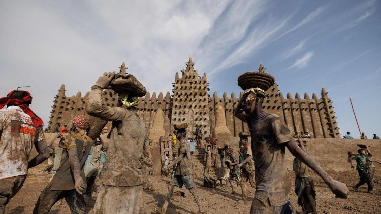 மாலி நாட்டின் மசூதி ஒன்று புதுப்பிக்கப்படல்