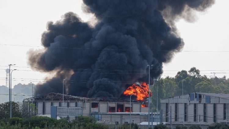 Edificio nei pressi di Tel Aviv colpito da un missile iraniano