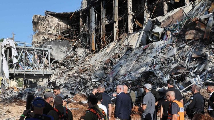 Ancora fuoco incrociato tra Israele e Iran. Gli Usa prendono tempo per decidere un intervento militare