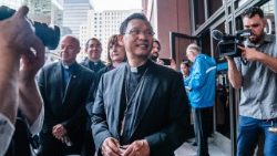 Bischof M. Pham von San Diego bat Geistliche um Begleitung von Asylbewerbern am Bundesgerichtshof anlässlich des internationalen Flüchtlingstages