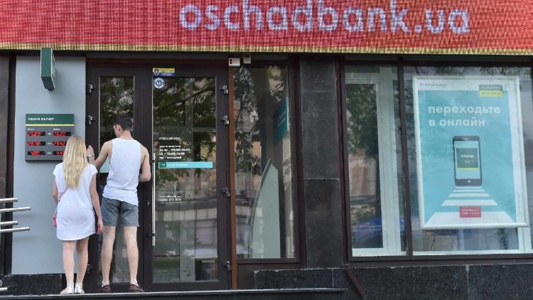 Vor einer geschlossenen Bank in der Hauptstadt der Ukraine