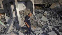 इस्राएली हमले के बाद फिलीस्तीन की एक इमारत