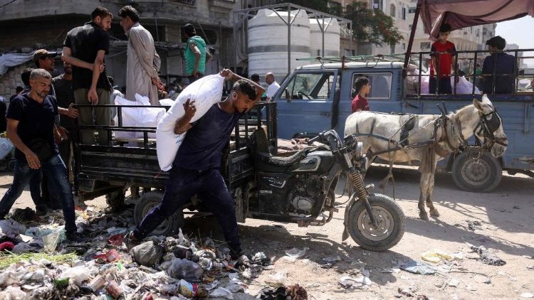 Palestinesi in cerca di viveri