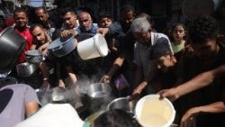 इस्राएल -फिलीस्तीन युद्ध के दौरान लोग संगठन से भोजन लेते हुए लोग... 